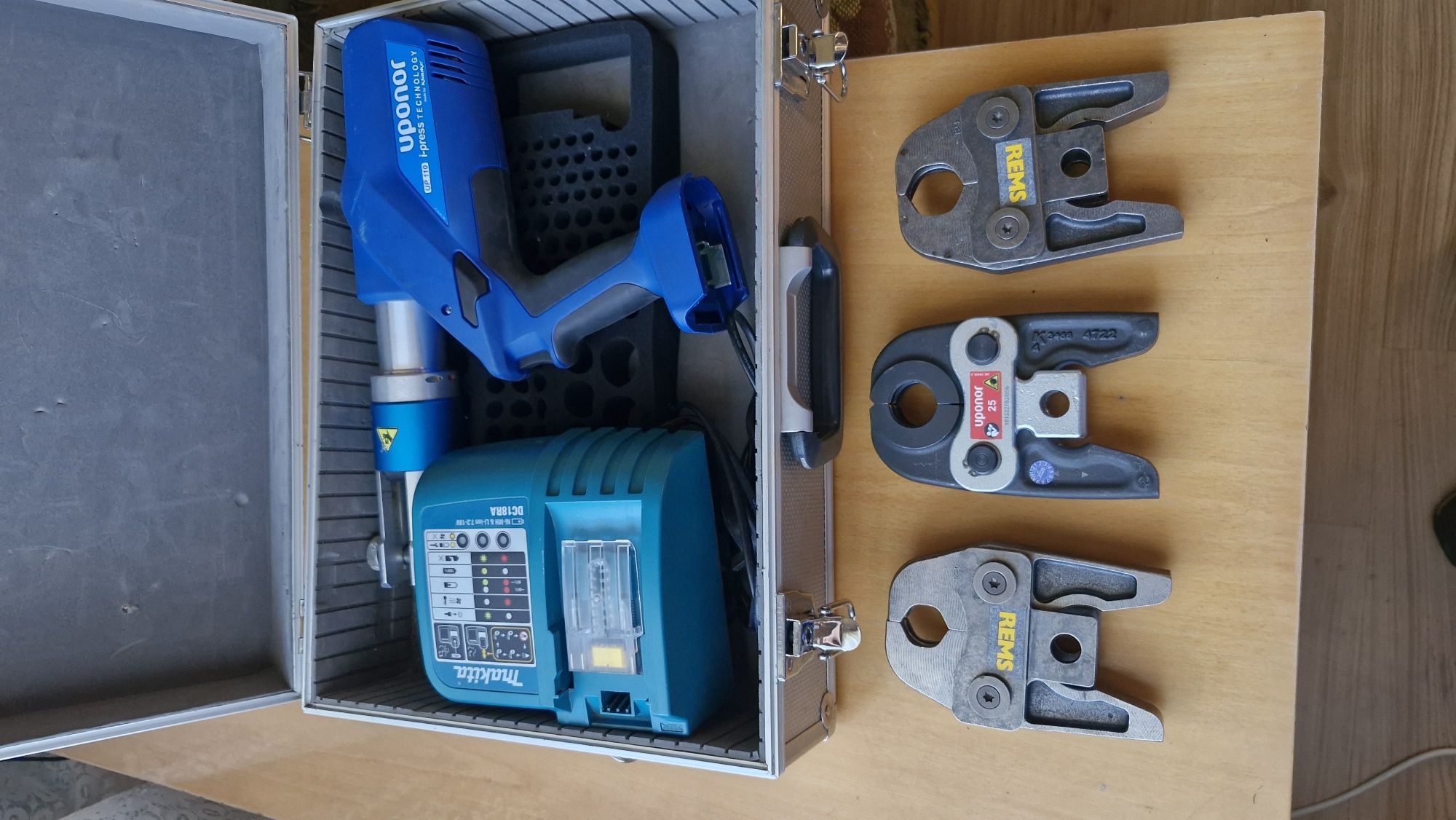 Zaciskarka Uponor i- PRESS
