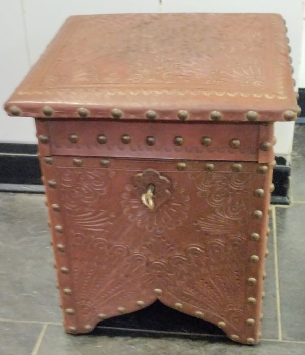 Baú antigo em madeira e forrado com pele genuína