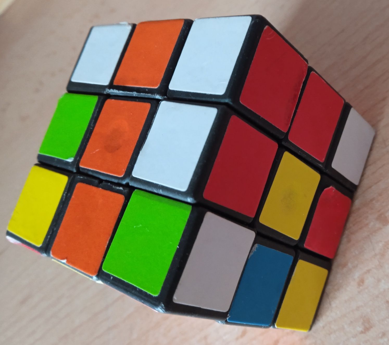 Кубик Рубика. Не собран по цветам.