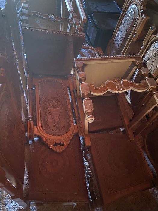 Mesa com 8 cadeiras antigas