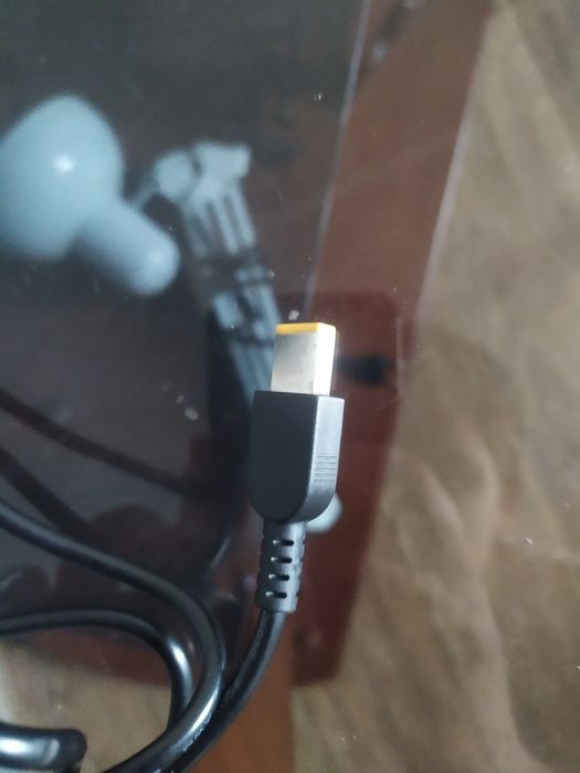 Нова зарядка на ноутбук