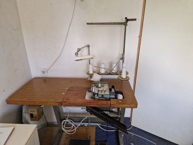 Profesjonalny Overlock 5 nitkowy że stołem