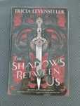 "The shadows between us" de Tricia Levenseller em capa dura