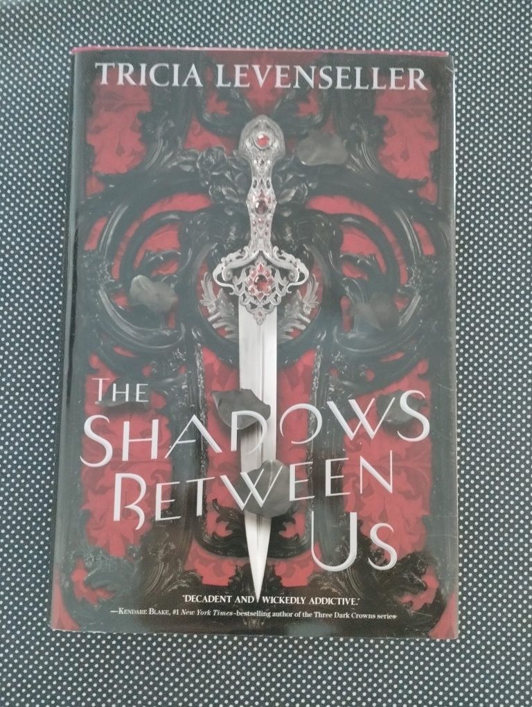 "The shadows between us" de Tricia Levenseller