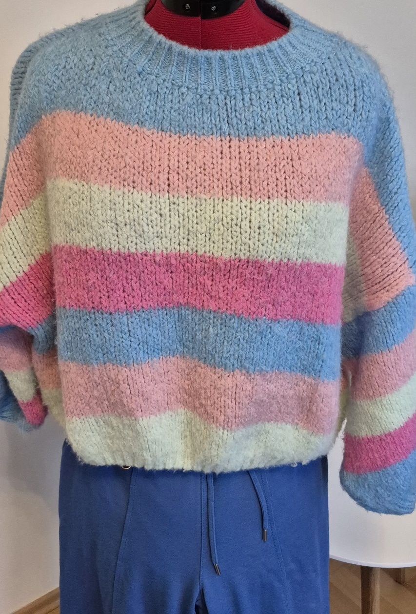 Kolorowy w paski sweter oversizowy.