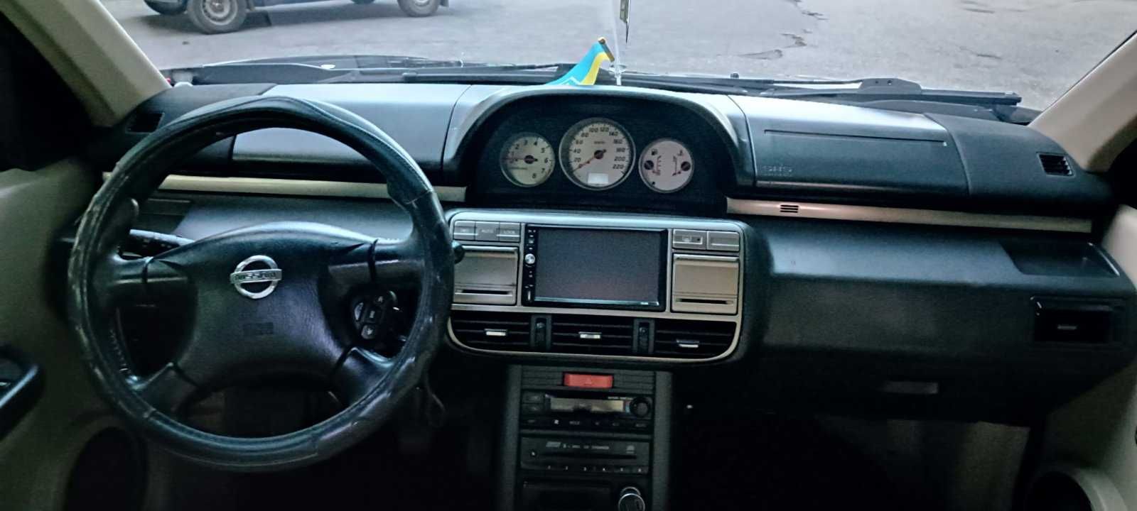 Автомобіль Nissan X-Trail.