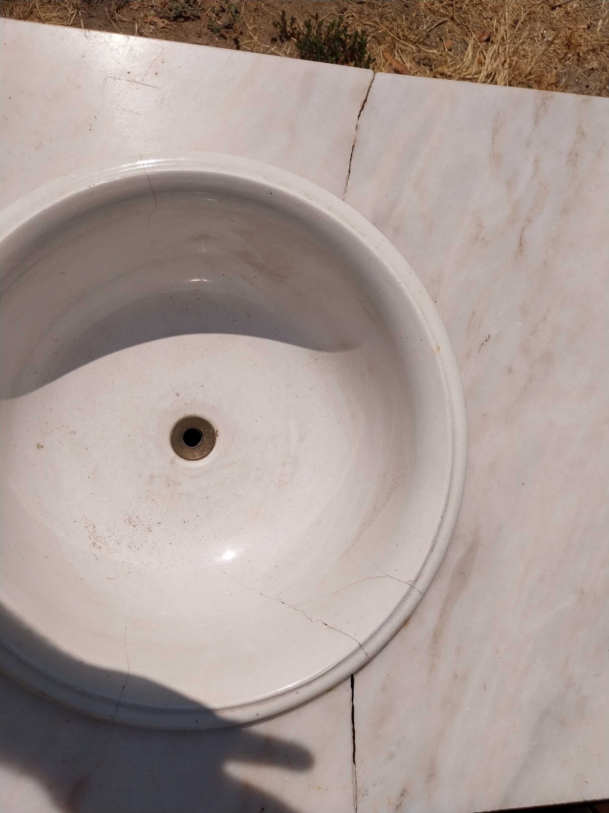 Móvel lavatório antigo em castanho maciço com tampo em mármore
