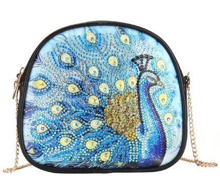 Женская сумочка с алмазной мозаикой на цепочке