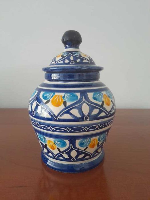 Pote com tampa pintado à mão