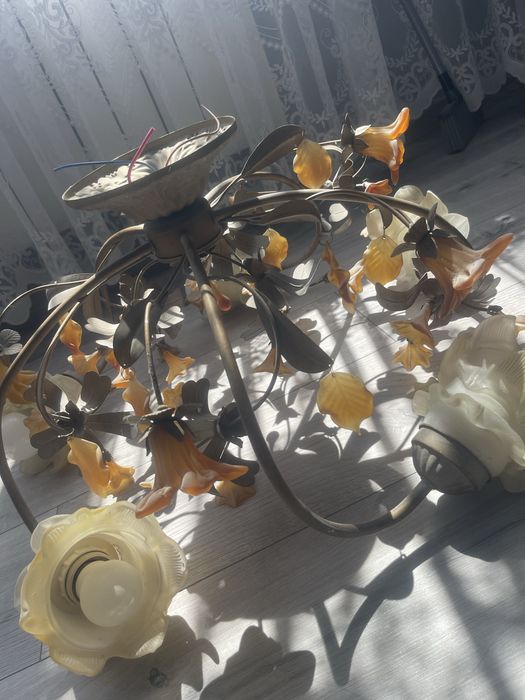 Люстра потолочна, вживана, все працює, на 5 лампочок.