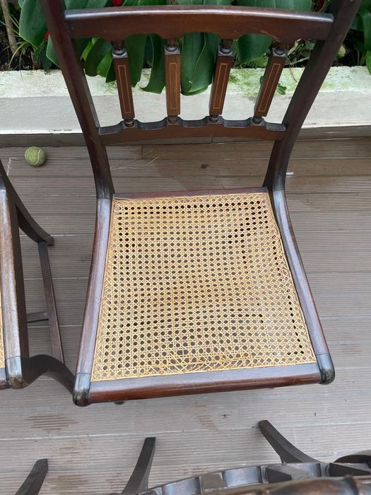 Cadeiras de madeira com palhinha