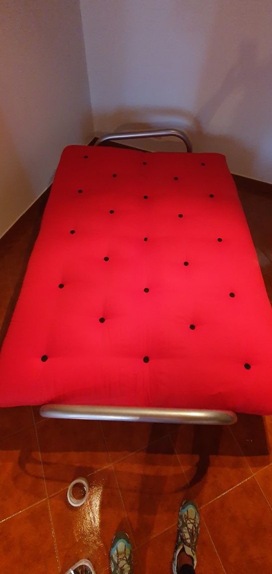 Sofá cama vermelho tecido