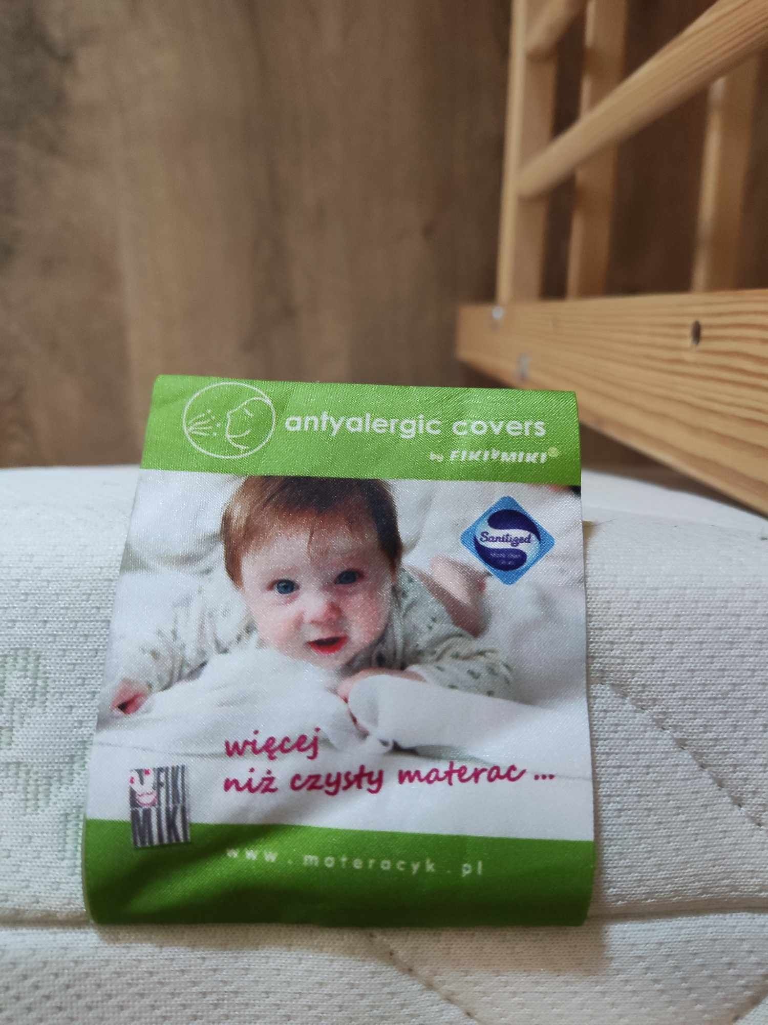 Łóżeczko z materacem