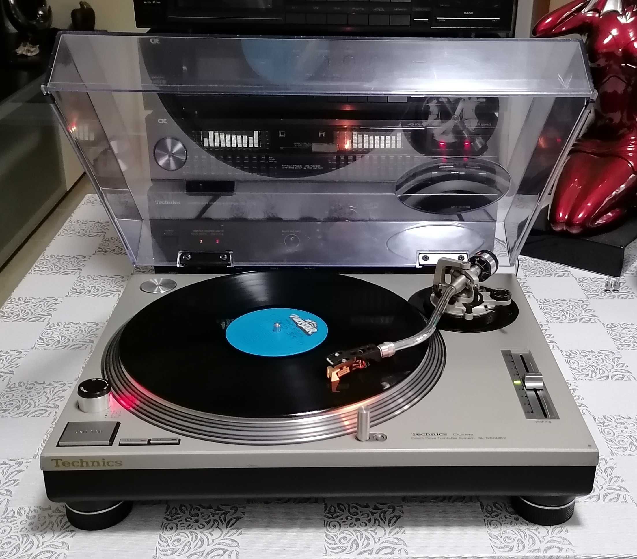Gira-Discos Technics SL-1200MK2-A