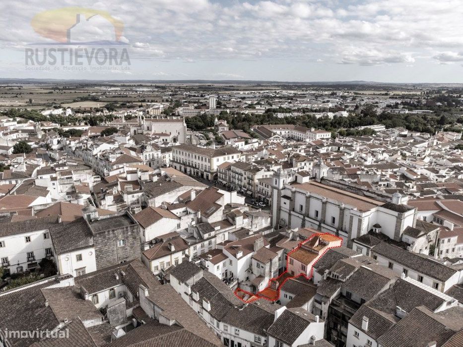 Prédio junto à Praça do Giraldo em Évora, nas arcadas medievais da ...