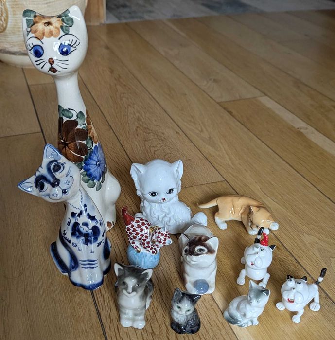 Zestaw 66 figur ‑ kotów (porcelana, drewno, metal, plusz, kryształ)
