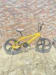 Bmx amarela com aros especiais