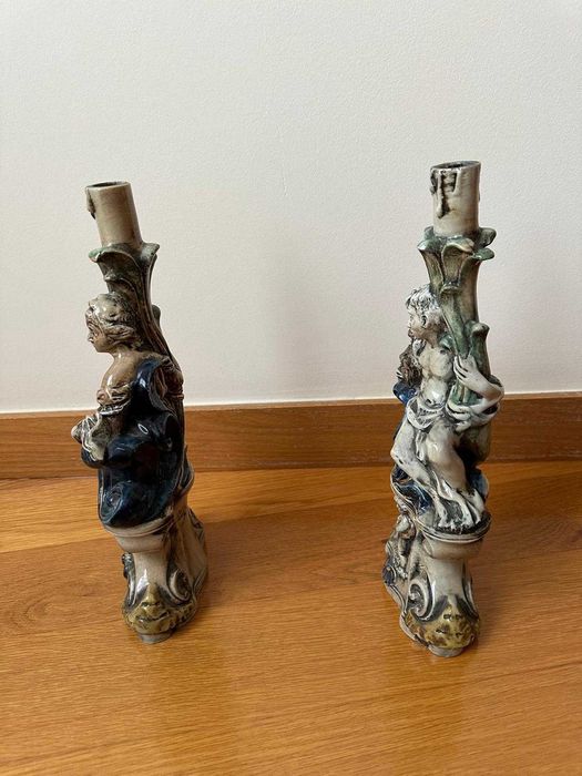 Estatuetas em porcelana com suporte para vela