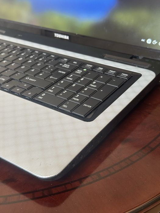 Большой ноутбук Toshiba Satellite L77 A6 HDD 250GB