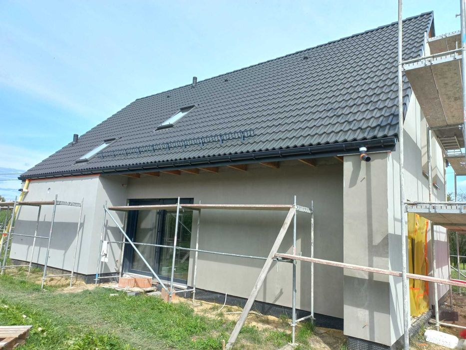 Montaż płotków przeciwśniegowych śniegołapów drabinek zabezpieczeń