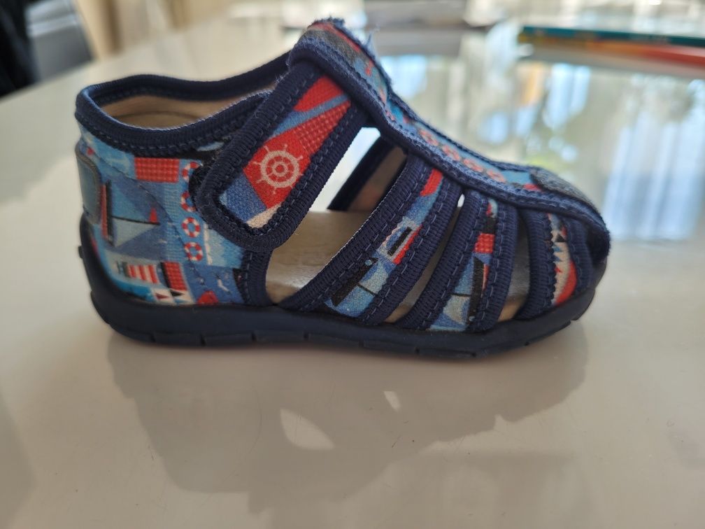 Kapcie sandałki marki premium Froddo r. 19