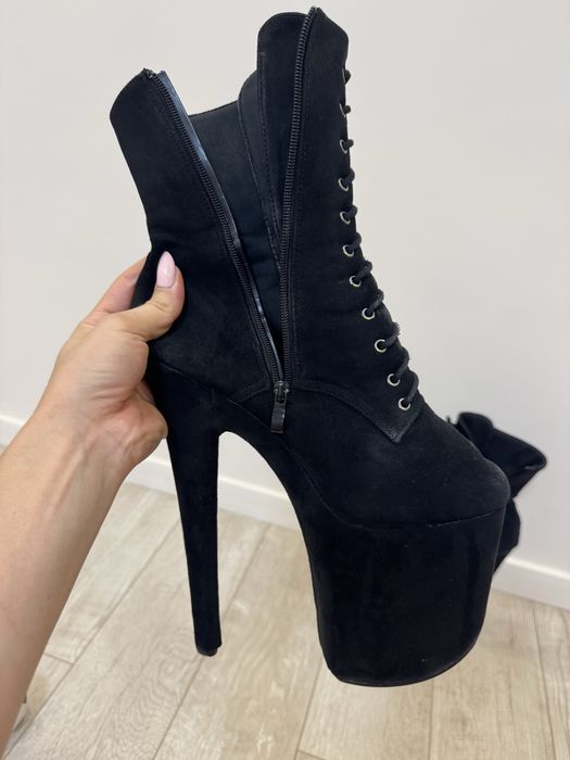 Продаю СТРИПЫ тройка 40-41 размер стелька 26,5 замшевые