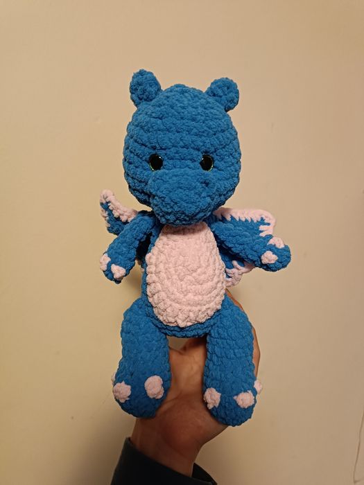 В'язані іграшки ручної роботи, дракончик, кошення та зайчик