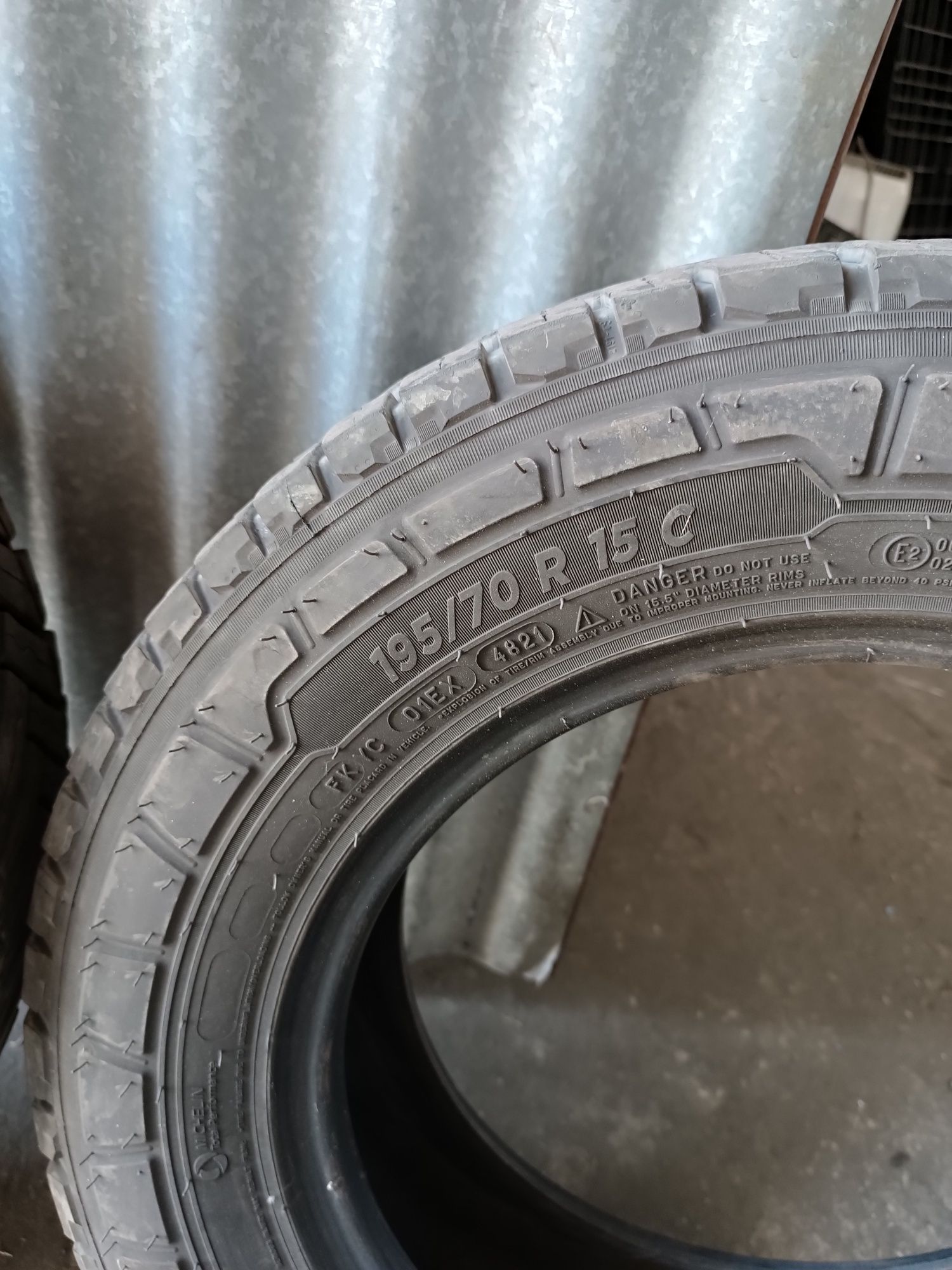 Pneus 195 / 70 R 15C em bom estado