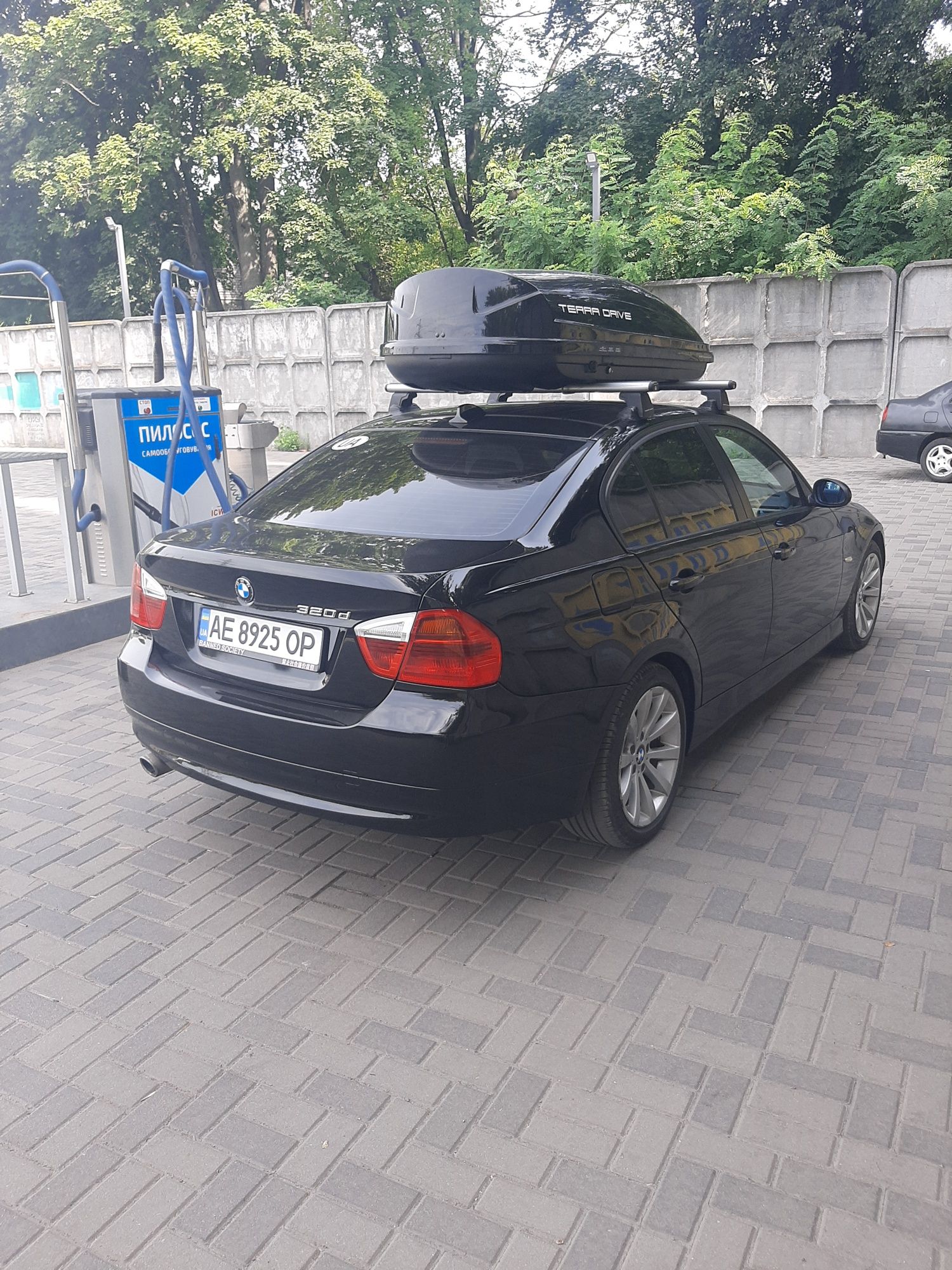 Продаю машину бмв 320д