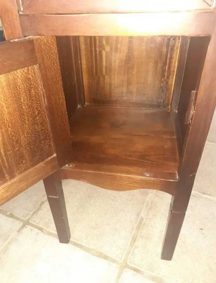 Mesa cabeceira antiga