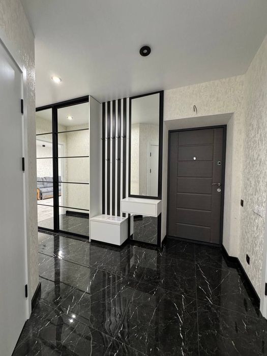 Здається   2к ЖК Віницький
Площа 67кв м
Поверх 9/9 ще є тех поверх
Дор