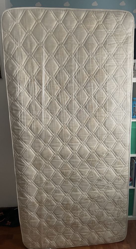 Cama de solteiro com arrumação + colchão ortopédico