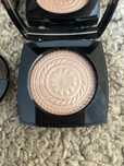 Chanel Metal Peach rozświetlacz Eclat Magnetique puder