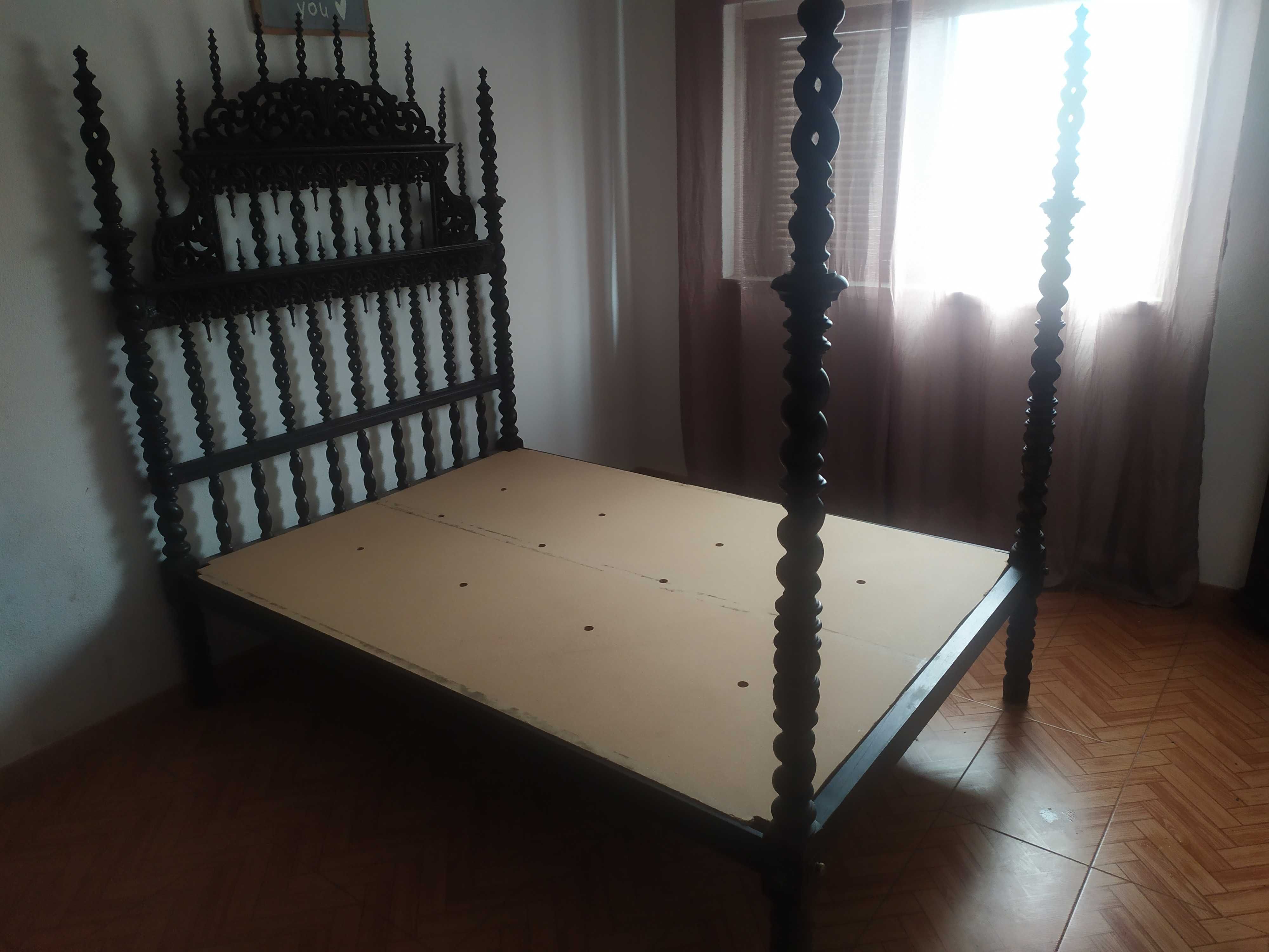 Cama de Bilros de Madeira Exótica com Estrado