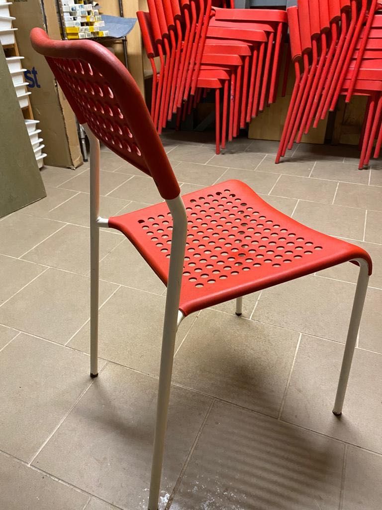 Krzesło czerwono- białe stalowo plastikowe sztuk 10
