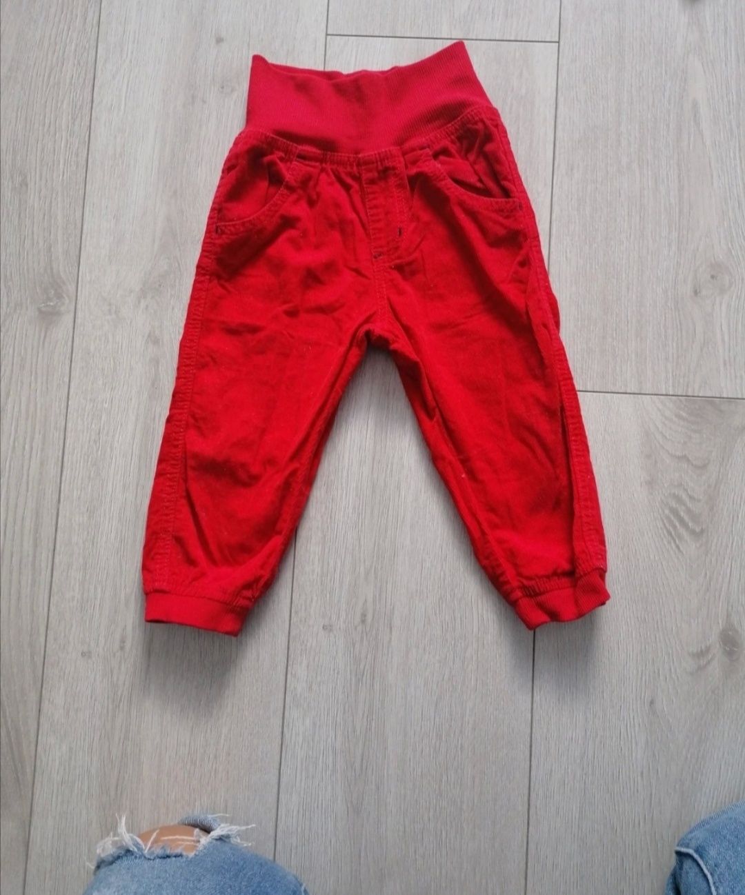Czerwone spodnie dla chłopca na święta sesja rozmiar 80