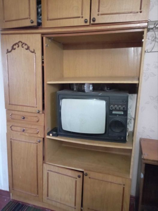 Меблі в кімнату -стінка  світлого кольору, розмір 3.5 м,