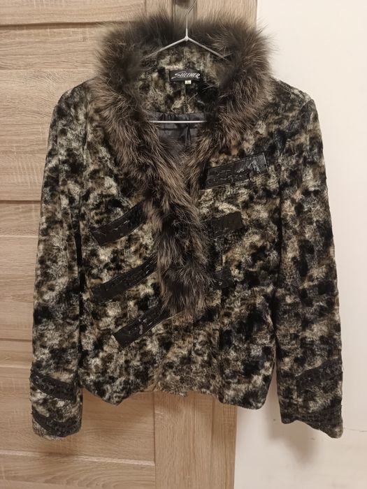 Damska kurtka przejściowa z futerkiem zapinana na guziki sezon wiosna