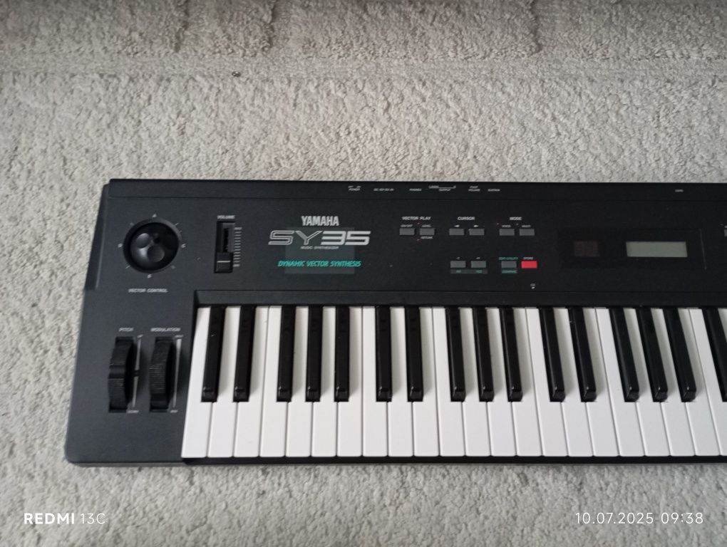 Syntezator Yamaha SY 35
