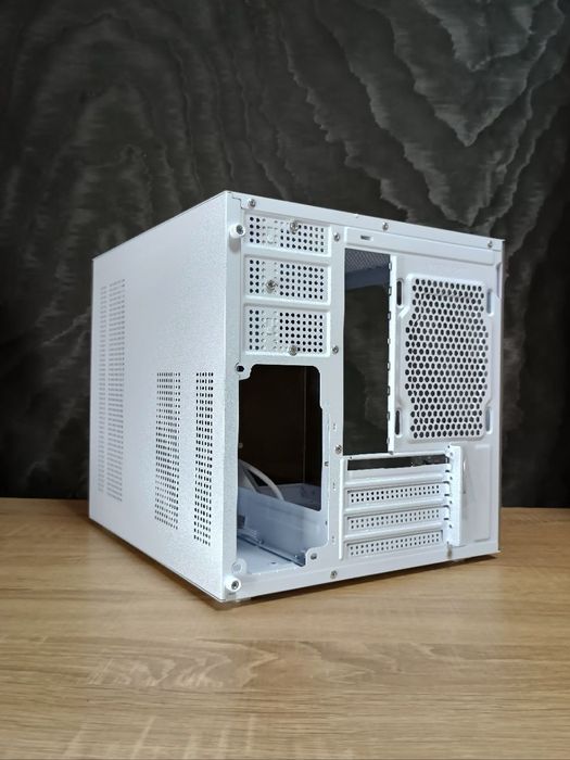 Комп'ютерний корпус MSI