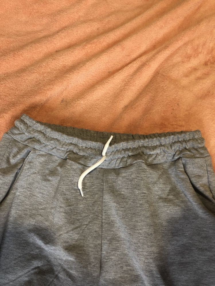 Спортивные серые штаны с манжетами