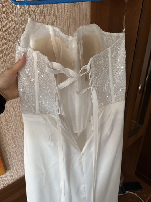 Біла весільна сукня