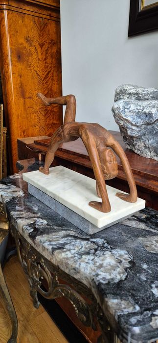 Rzeźba z drewna marmurowy postument Akt kobiecy Gimnastyczka joga