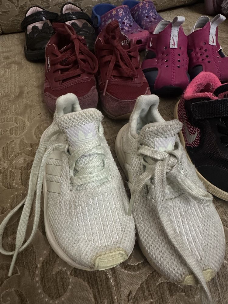 Взуття на дівчинку. Кросівки, босоніжки. Crocs, Nike, Adodas.