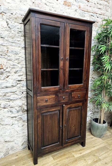 Stylowa witryna z litego drewna – rustykalny urok!