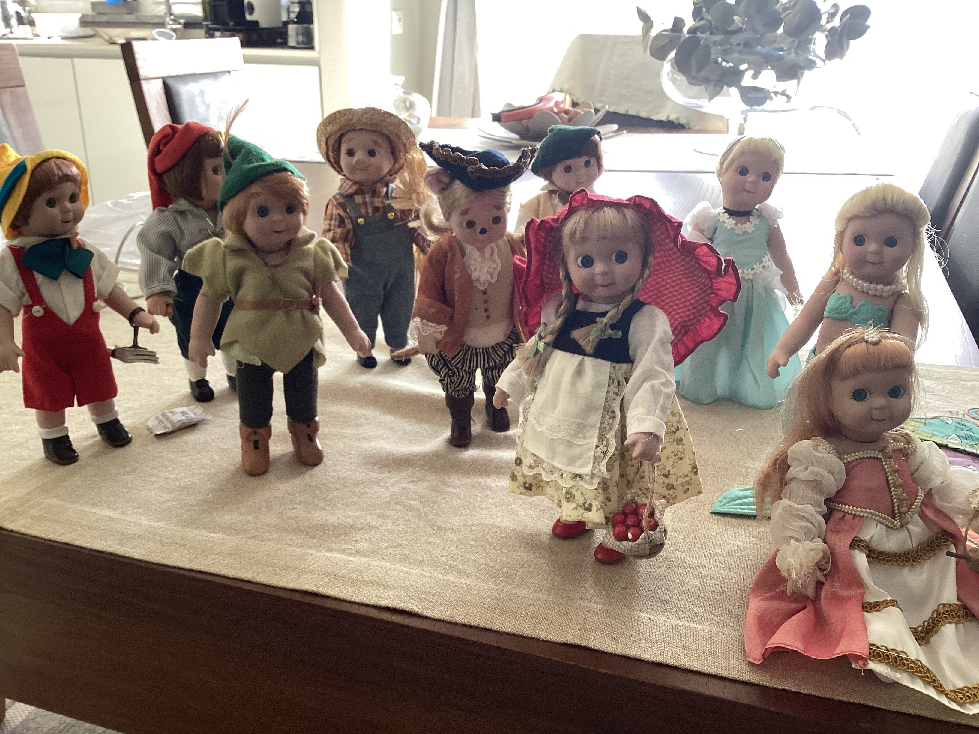 Coleção bonecas porcelana, alusiva a histórias infantis