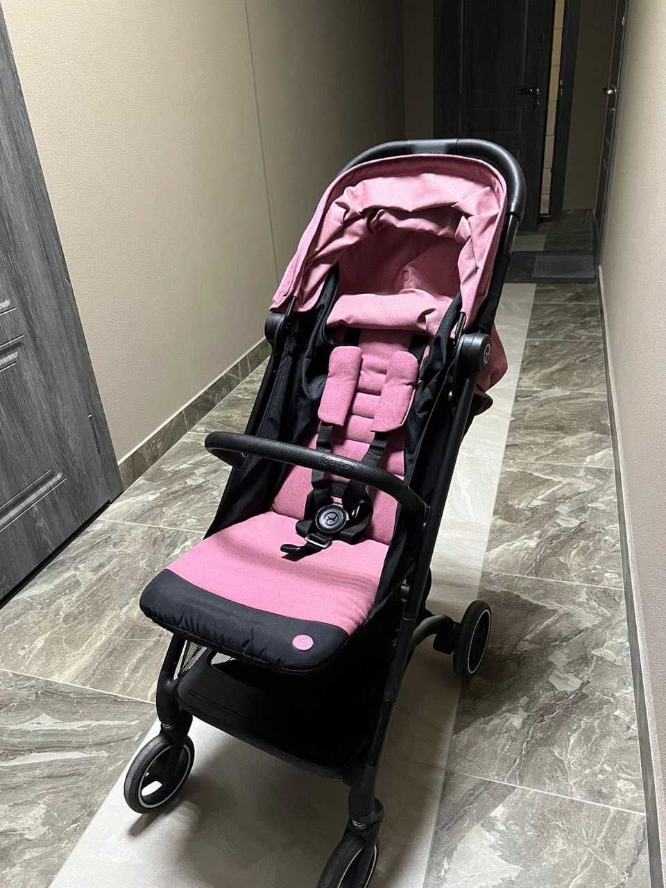 Продам детскую прогулочная коляску в хорошем состоянии Cybex  Beezy