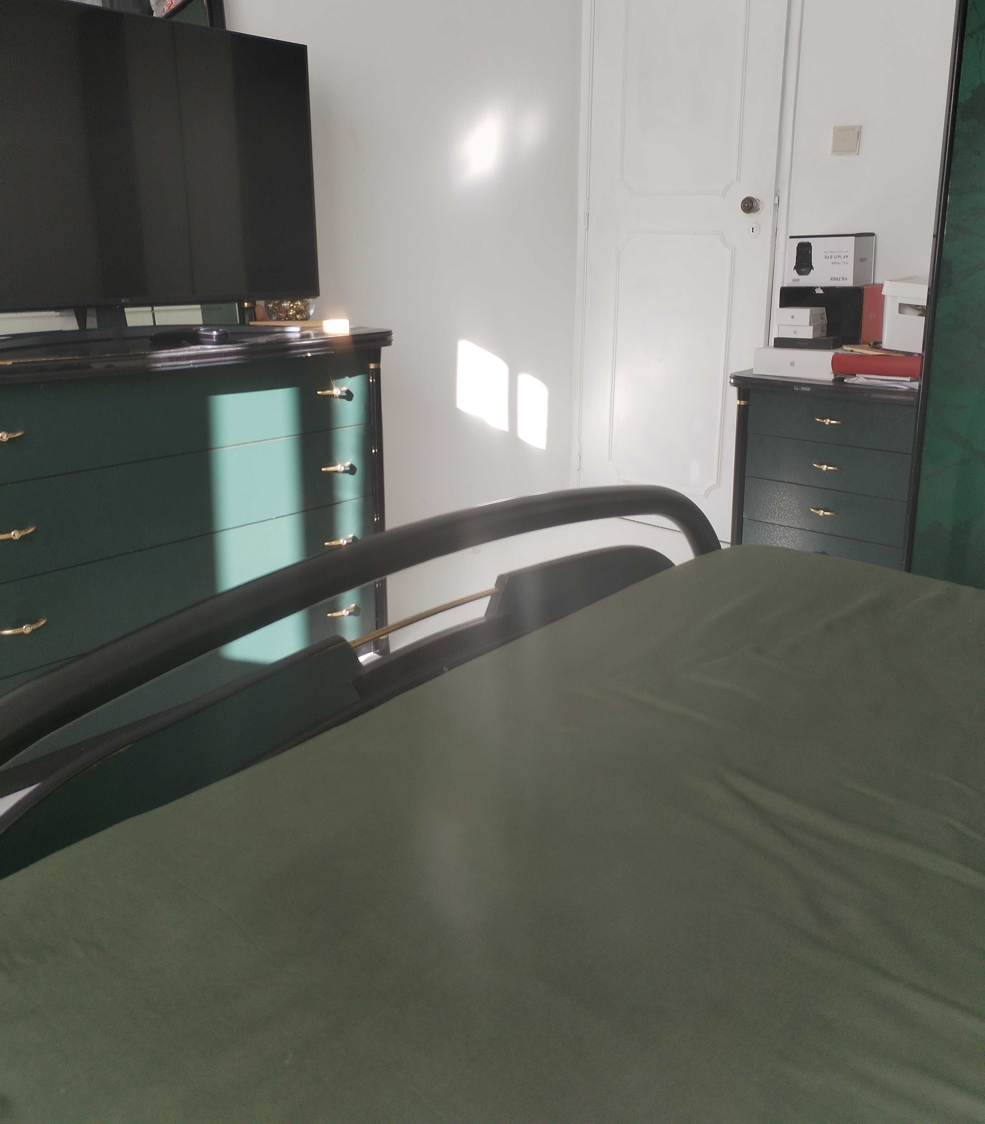 Quarto espaçoso e bem localizado.