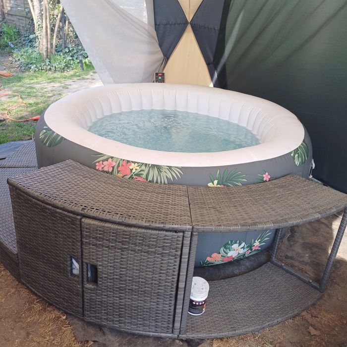 Jacuzzi plus meble ratanowe do jacuzzi