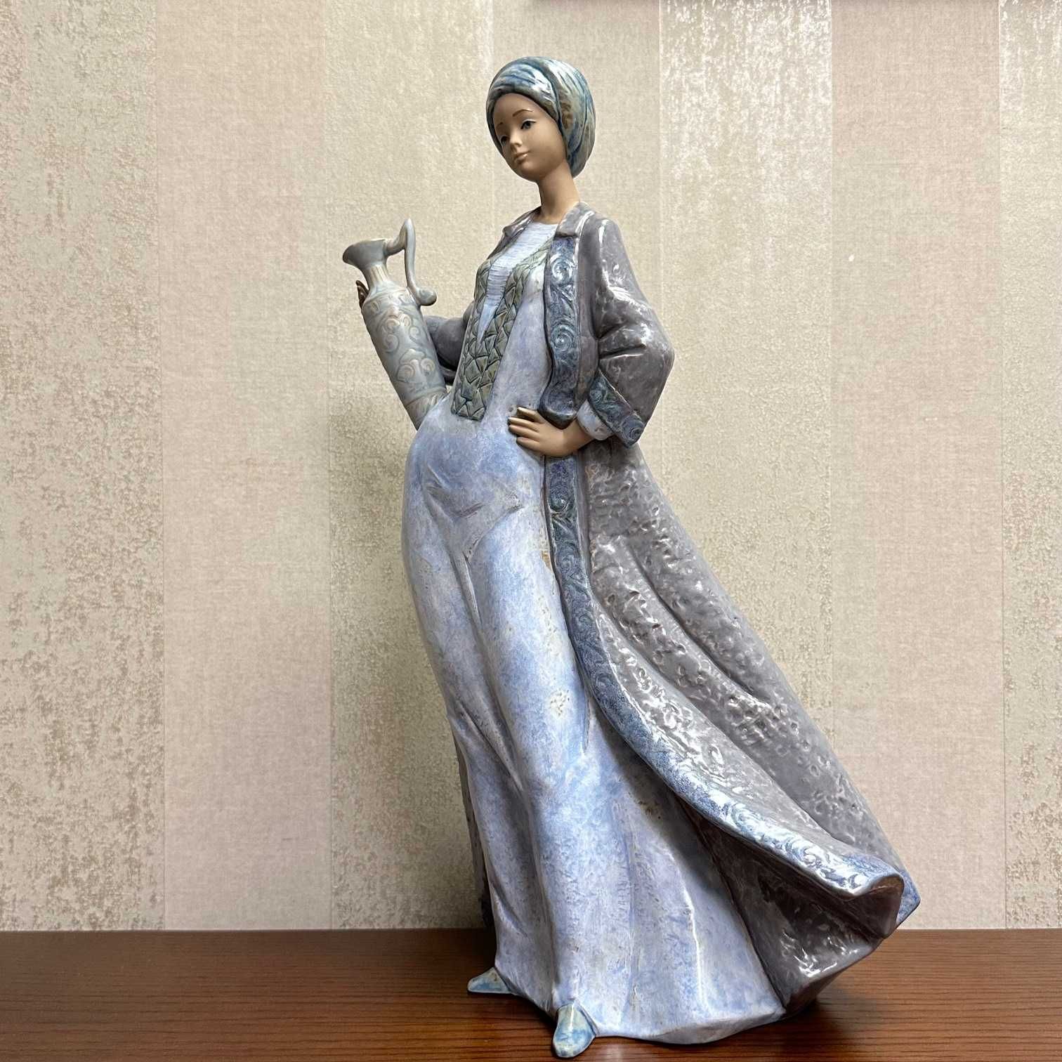 Фарфоровая статуэтка Lladro «Вода из оазиса».